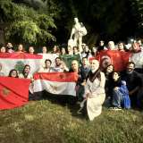 ...che i giovani affiancano tra di loro per scattare foto ricordo  che hanno il gusto del dialogo e dell�integrazione 